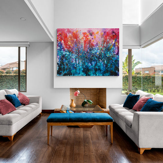 Pintura abstracta en rojo y azul con detalles texturizados.