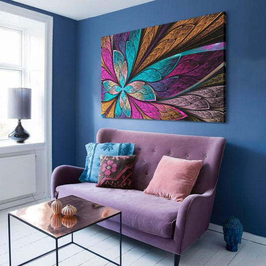 Arte fractal colorido de flor con patrones geométricos.