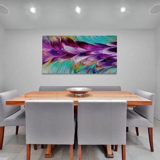Cuadro abstracto de arte fluido en tonos púrpura y turquesa decorando un comedor moderno.