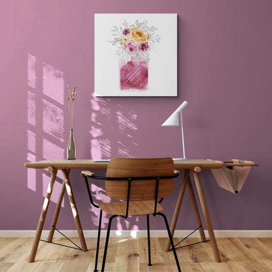 Florero de cristal con flores rosas y amarillas sobre fondo blanco