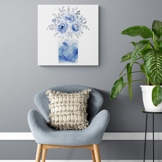 Florero de cristal con acuarela azul y flores azules sobre fondo blanco