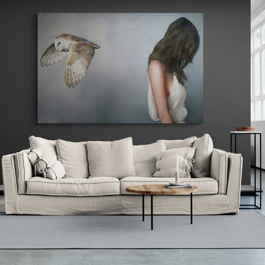 Arte realista con mujer y lechuza, símbolo de libertad y serenidad para decoración moderna y elegante