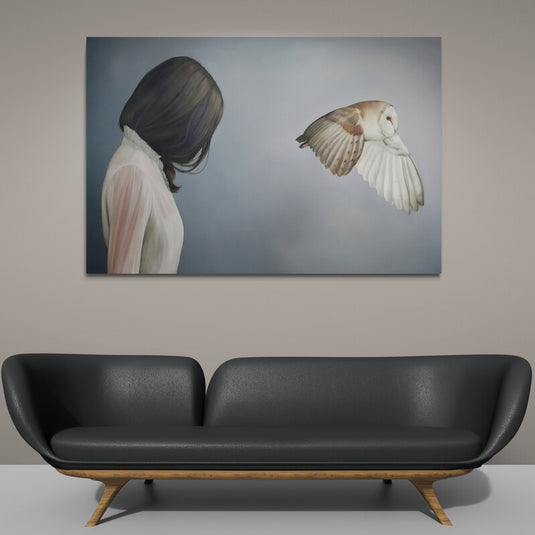 Arte contemporáneo con mujer y lechuza en vuelo, símbolo de libertad y calma para decoración moderna y elegante