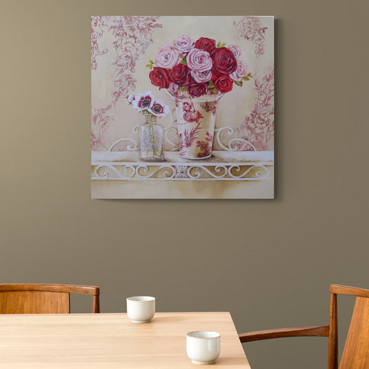 Ramo de rosas en jarrón clásico, estilo vintage