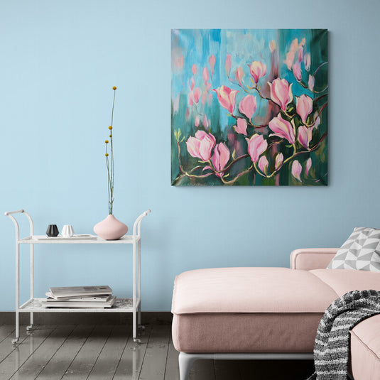 Magnolias rosas sobre fondo azul turquesa