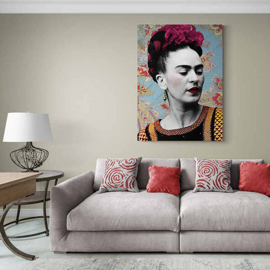 Retrato en blanco y negro de mujer con flor en el cabello y fondo floral