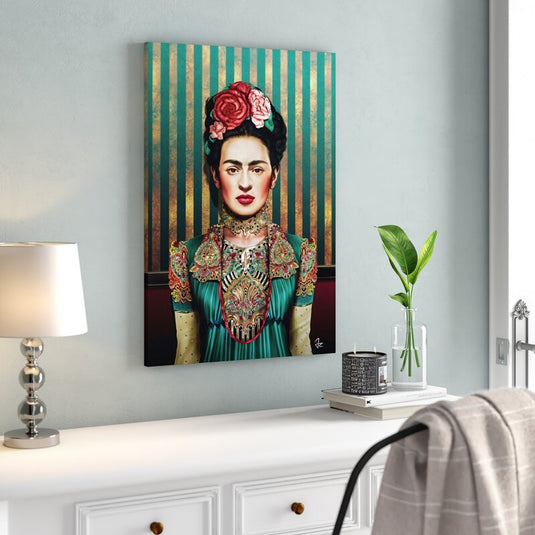 Cuadro decorativo de Frida Kahlo estilo gráfico contemporáneo con fondo de líneas doradas y verdes