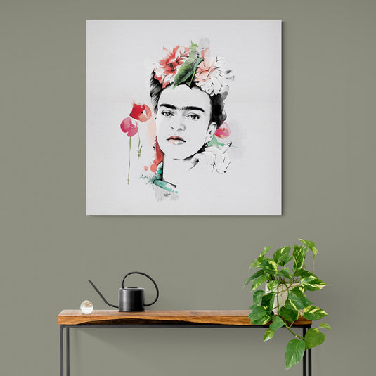 Retrato artístico de mujer con corona de flores en acuarela