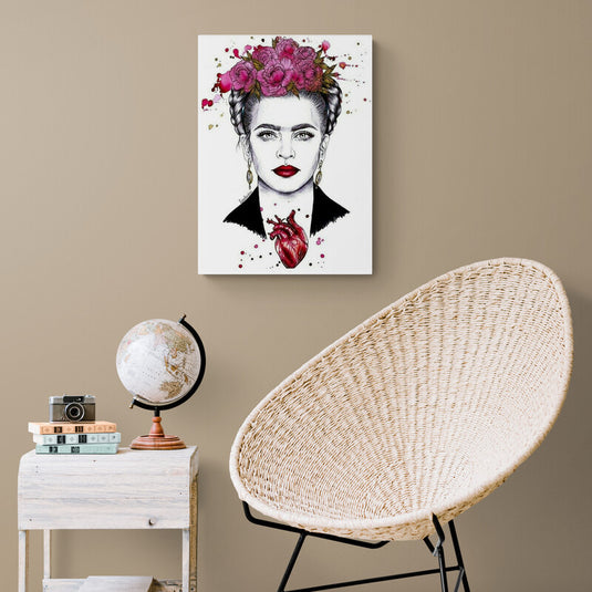 Retrato de mujer con corona de flores y corazón en la mano