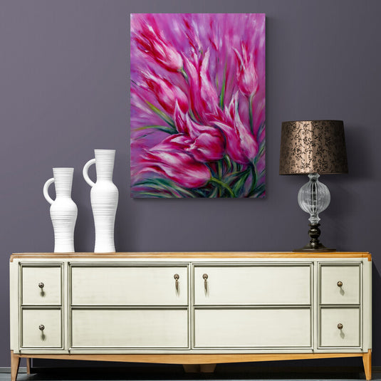 Pintura expresiva de flores fucsia en movimiento