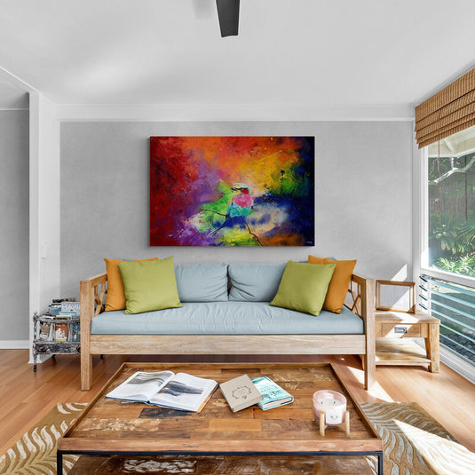 Cuadro decorativo de colibrí formado por tonos verdes, azules, amarillos y rosas sobre fondo fusionado multicolor