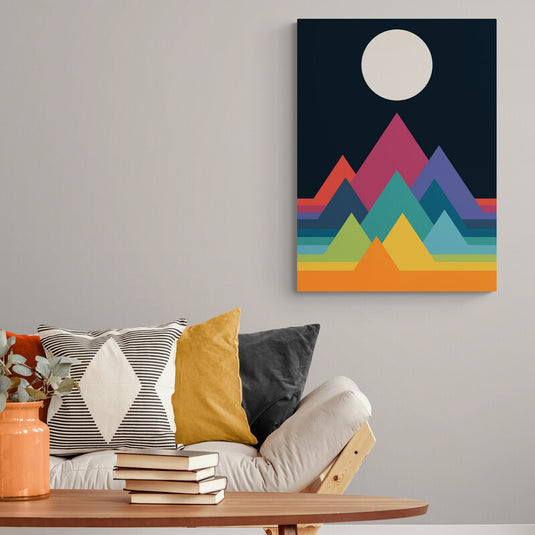 Arte minimalista de montañas coloridas bajo la luna