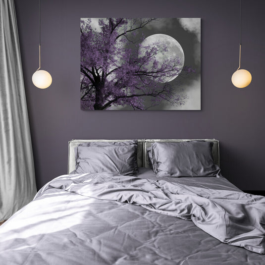 Cuadro decorativo: Luna llena en blanco y negro junto a árbol con hojas moradas.