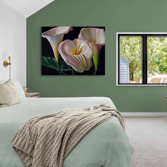 Pintura realista de calas blancas y cremas sobre fondo oscuro