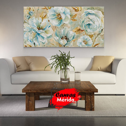 Pintura en acuarela de flores en tonos azules y cremas con toques dorados