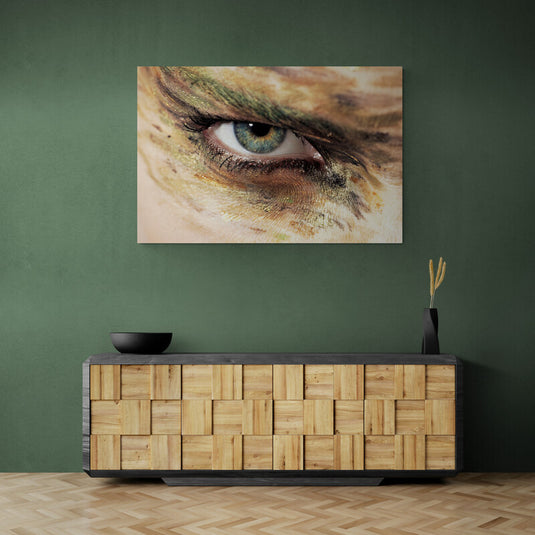 Cuadro decorativo de ojo azul con texturas abstractas en tonos verdes y dorados, arte expresivo y moderno.