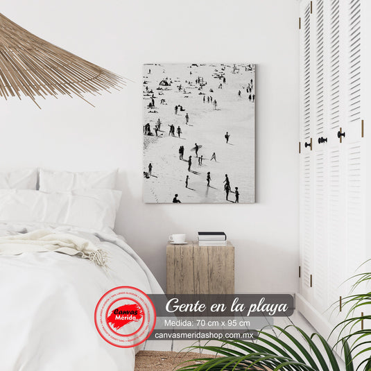 Siluetas en negro de personas sobre fondo blanco en cuadro decorativo que evoca una playa