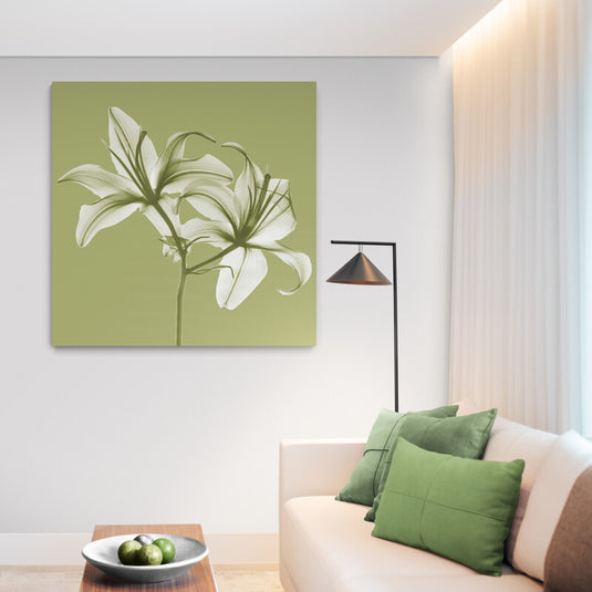 Pintura monocromática de lirios blancos sobre fondo verde