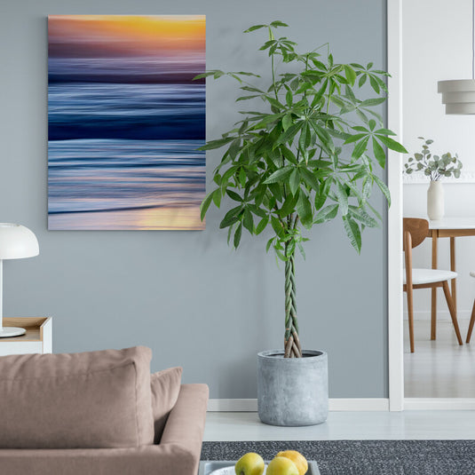 Mar en tonalidades azules con atardecer dorado en el horizonte