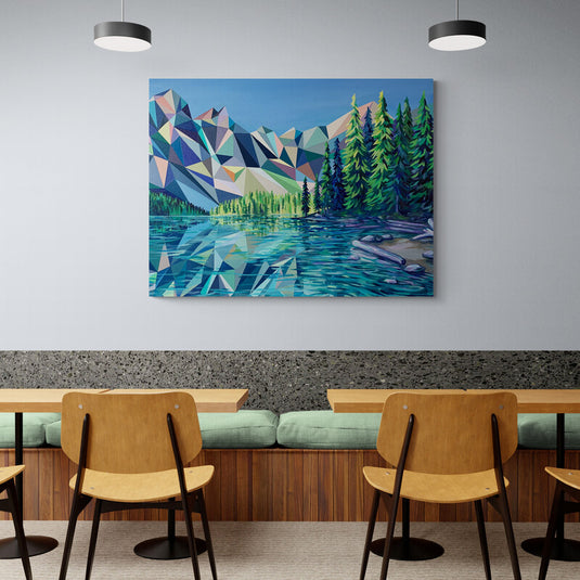 Cuadro_decorativo_abstracto_de_montañas_geometricas_y_lago_cristalino_con_pinos_altos_al_costado