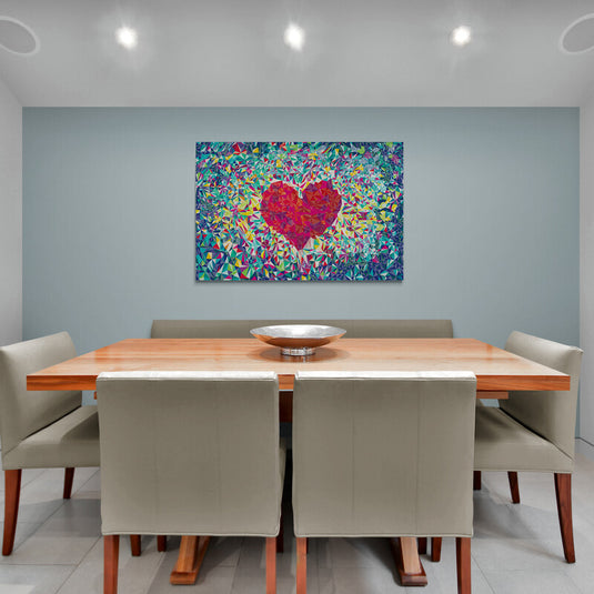 Cuadro abstracto con un corazón geométrico rojo rodeado de colores vibrantes.