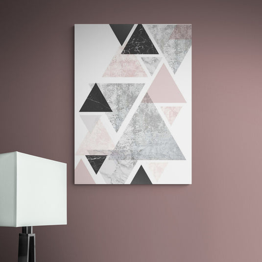 Composición abstracta con triángulos en tonos de rosa, gris y negro
