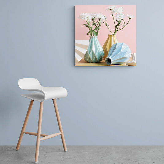 Jarrones geométricos en tonos pastel con flores blancas