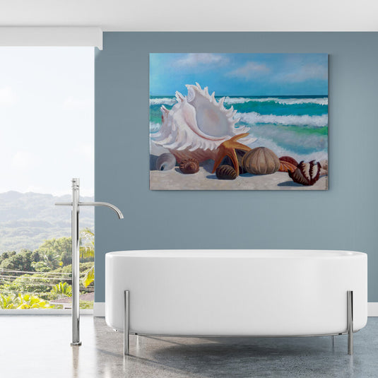 Pintura al óleo de un grupo de conchas marinas en una playa con olas al fondo