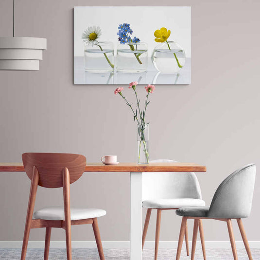 Tres Jarrones de Vidrio Transparente con Flores Silvestres Aisladas sobre Fondo Blanco