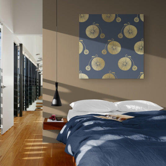 Bicicletas antiguas doradas en patrón repetitivo sobre fondo azul marino