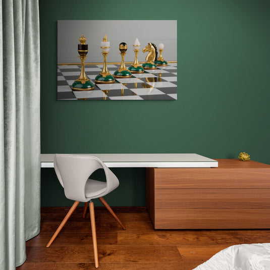 Piezas de ajedrez lujosas con detalles dorados y verdes sobre un tablero con efecto espejo