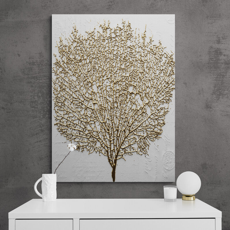 Obra de arte en relieve de coral dorado sobre fondo texturizado blanco.