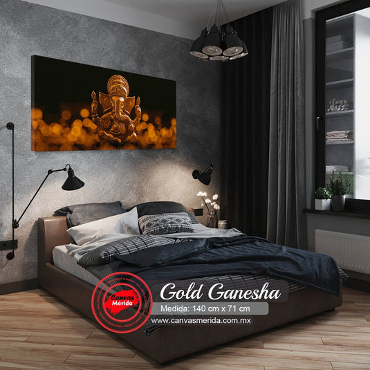 Escultura dorada de Ganesh con fondo de luces cálidas.