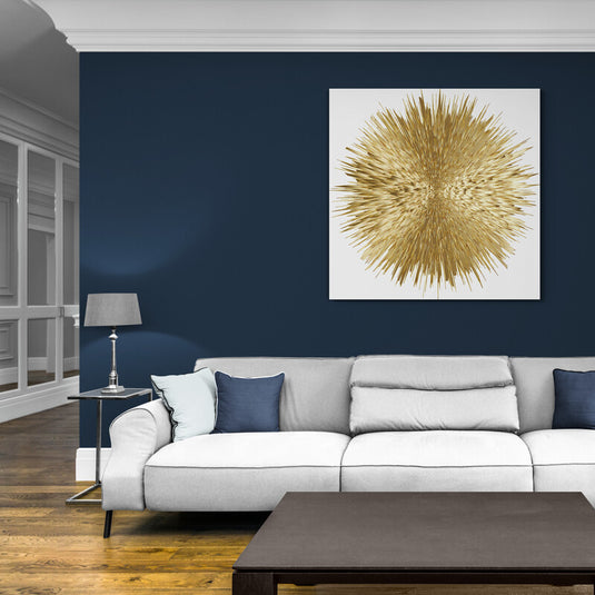 Cuadro decorativo de sol dorado en relieve sobre fondo blanco, arte moderno impactante para sala sofisticada.
