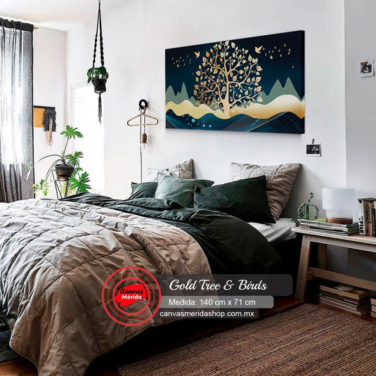 Árbol dorado con aves sobre paisaje montañoso nocturno