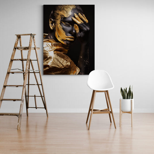 Retrato artístico con detalles en oro sobre piel y textura oscura