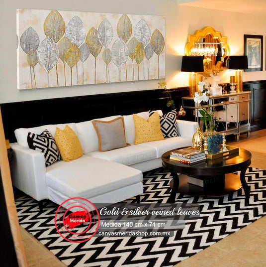 Pintura decorativa de hojas en patrones de oro y plata sobre fondo texturizado