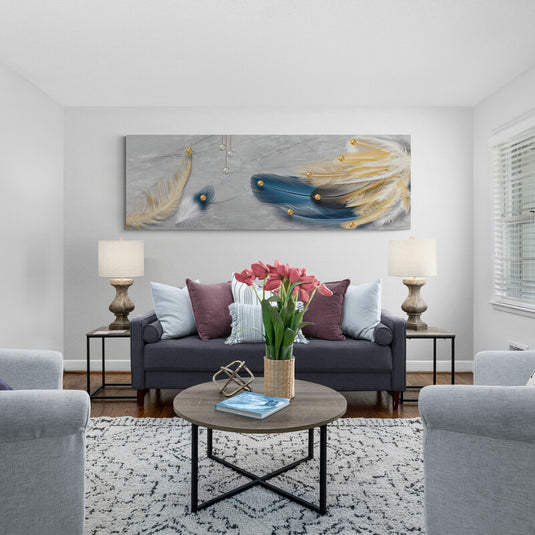 Arte abstracto con plumas azules y doradas con perlas suspendidas sobre fondo grisáceo