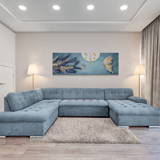 Composición abstracta con plumas azules y doradas y ornamentos sobre fondo azul suave