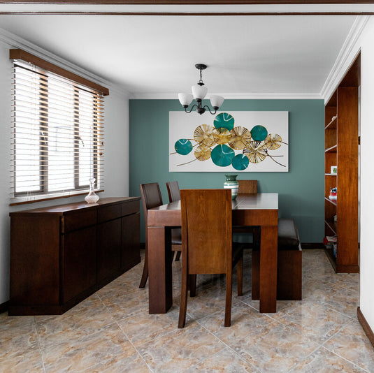 Escultura de pared abstracta con formas botánicas en verde esmeralda y oro