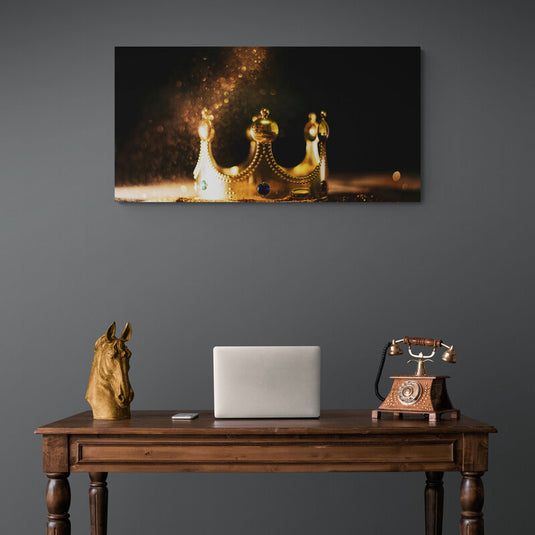 Corona dorada real con joyas incrustadas y efecto de luz brillante en un entorno oscuro