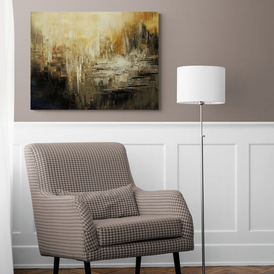 Abstracto de paisaje urbano con tonos dorados y pinceladas verticales que sugieren edificios y agua