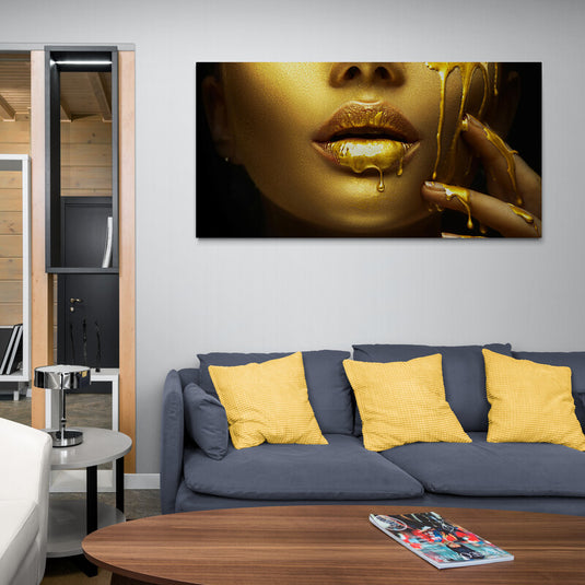 Labios dorados con textura viscosa