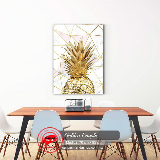 Piña dorada artística sobre fondo de mármol rosa con líneas geométricas doradas para decoración moderna y lujosa