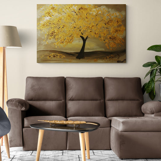 Árbol frondoso con hojas amarillo dorado y tronco oscuro sobre fondo amarillo