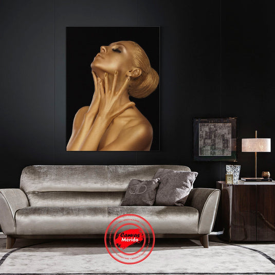 Mujer estilizada dorada en pose elegante con énfasis en manos y rostro para cuadro decorativo