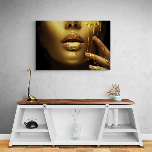 Primer plano de labios y mano con pintura dorada