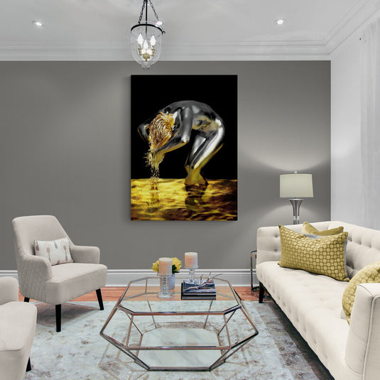 Figura femenina dorada en reflexión acuática