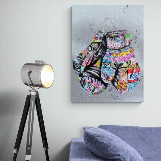 Guantes de boxeo con arte de graffiti colorido sobre fondo con efecto de salpicadura de pintura, expresando cultura urbana y arte callejero