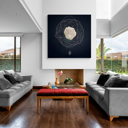 Pintura de abstracción geométrica con un objeto central claro en un fondo negro, estilo espacial.